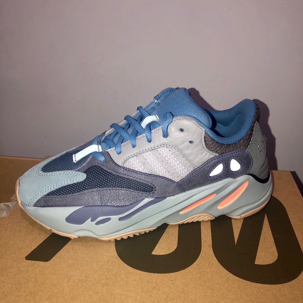 YEEZY BOOST 700 CARBON BLUE